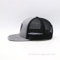 Merkstijl mesh grijze geborduurde trucker hoed
